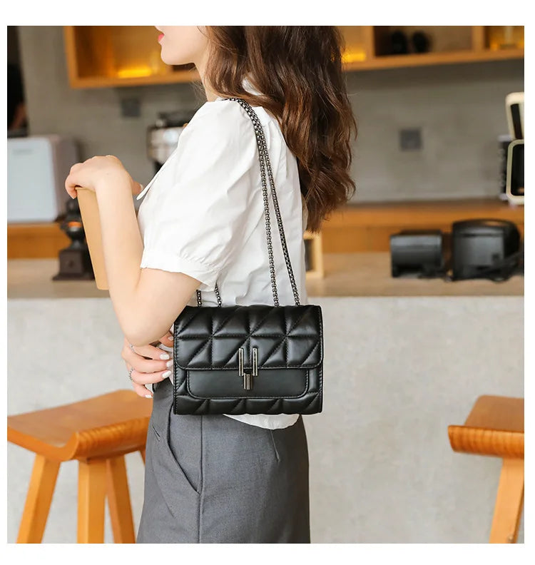 Bolsa Transversal Elegante com Alça de Corrente